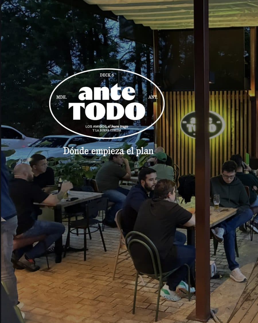 La terraza de Ante Todo al atardecer